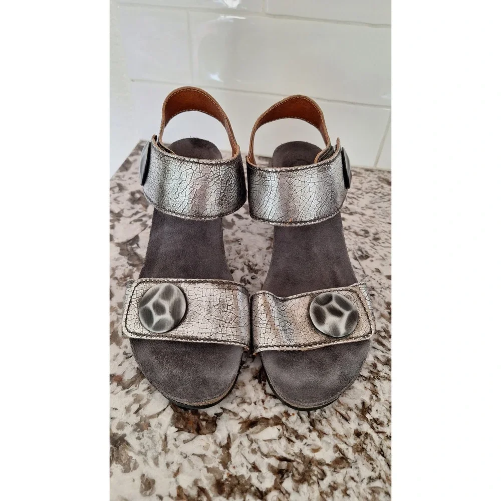 Taos Silver Metallic Cracked Leather Wedge Sandals Button Accent 3209/36 Womens
